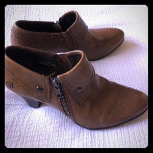 Born short boots size 7.5